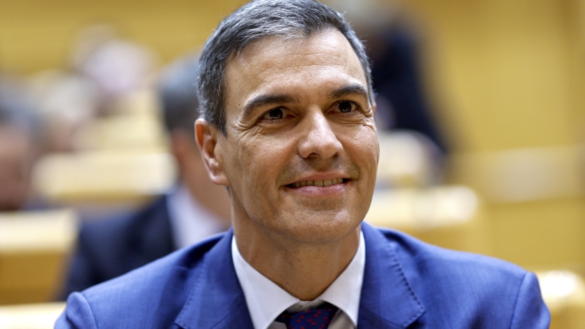 El presidente del Gobierno, Pedro Sánchez, durante el pleno del Congreso, reunido excepcionalmente en el Senado, que debate la convalidación de tres decretos del Gobierno con medidas para amortiguar la crisis.