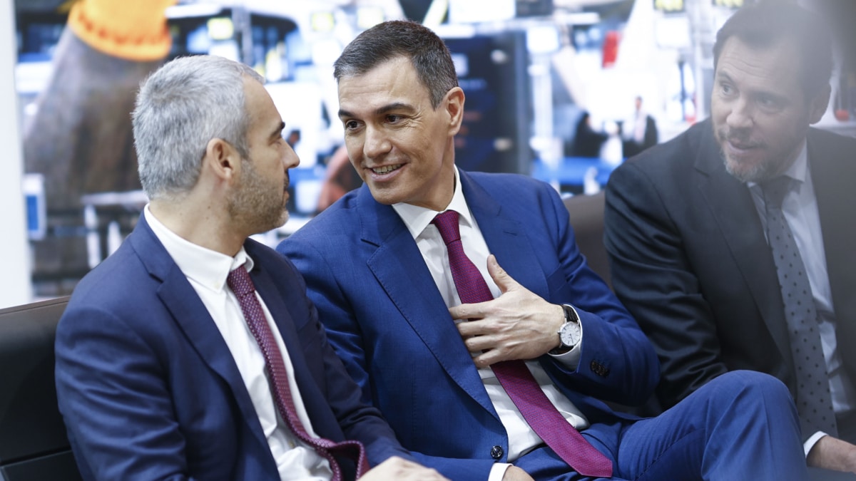 El presidente del gobierno, Pedro Sánchez (c), habla con el presidente de AENA, Maurici Lucena (i), durante su visita a FITUR este viernes.