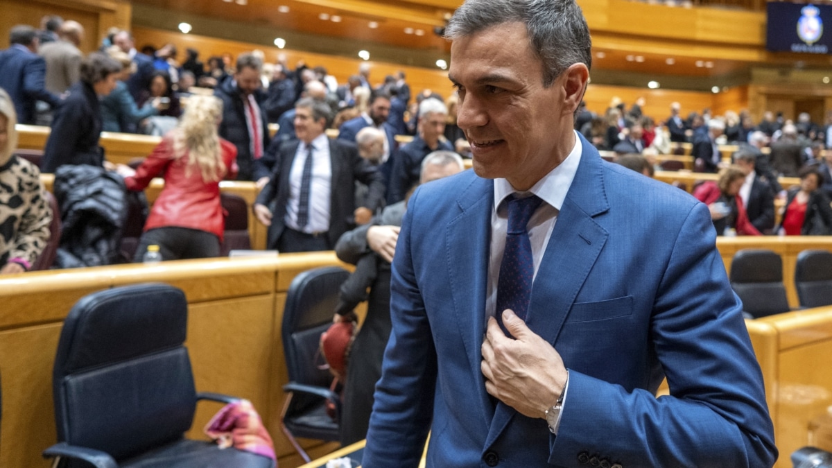 El presidente del Gobierno, Pedro Sánchez, durante la votación en el pleno del Congreso, reunido excepcionalmente en el Senado