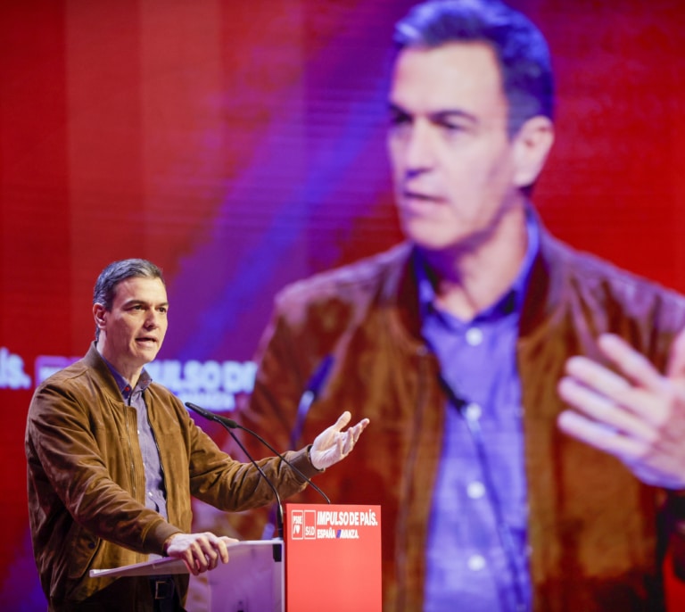 Pedro Sánchez interrumpe su discurso en la Convención del PSOE por una urgencia médica
