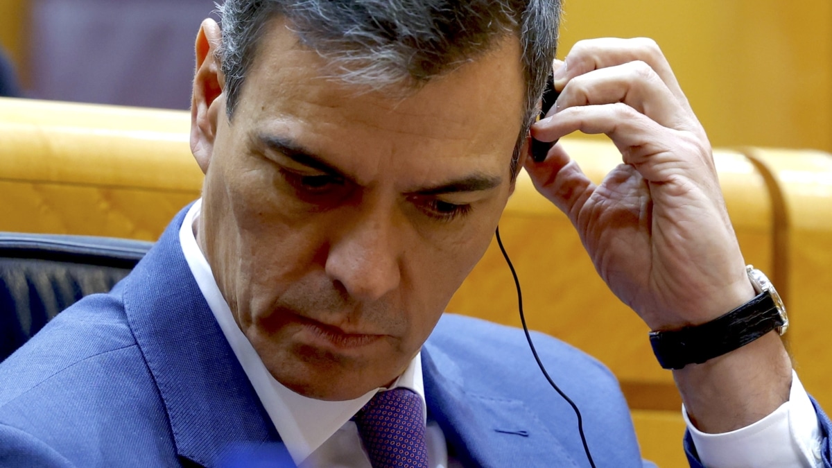 El presidente del Gobierno, Pedro Sánchez, durante la sesión plenaria del Congreso que debate las enmiendas a la reforma de la Constitución impulsada por PP y PSOE, este jueves.