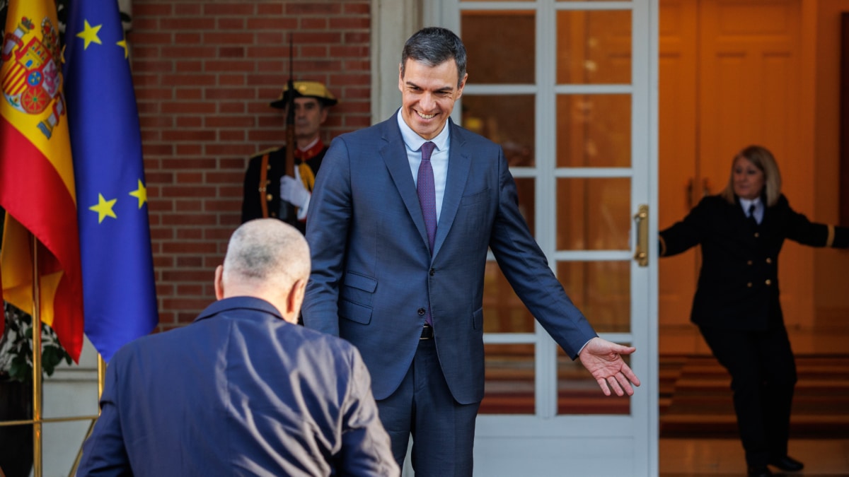 El presidente del Gobierno, Pedro Sánchez, antes de recibir al primer ministro de la República de Albania, Edi Rama, en el Palacio de la Moncloa