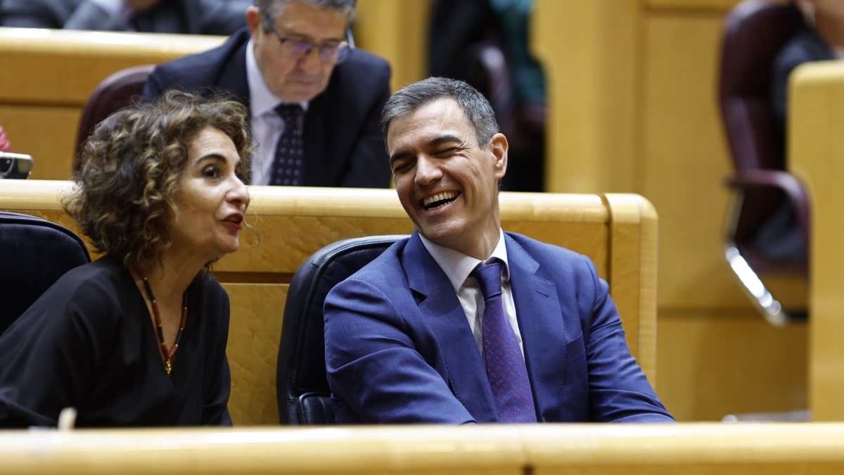 El presidente del Gobierno, Pedro Sánchez (d), y la vicepresidenta primera y ministra de Hacienda, María Jesús Montero, durante la votación en el pleno del Congreso