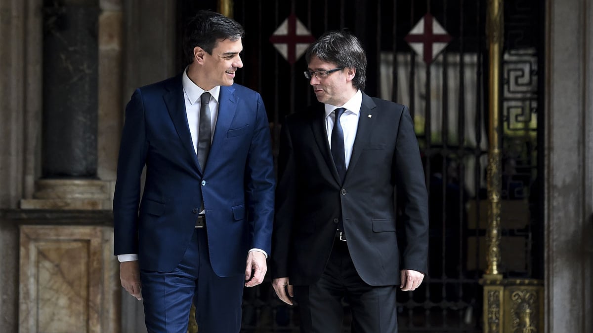 Carles Puigdemont y Pedro Sánchez, en su primera reunión en el Palau de la Generalitat, en marzo de 2016