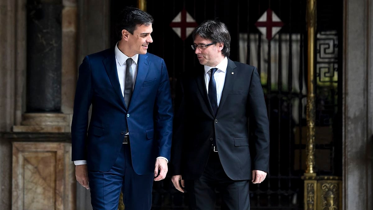 Carles Puigdemont y Pedro Sánchez, en su primera reunión en el Palau de la Generalitat, en marzo de 2016