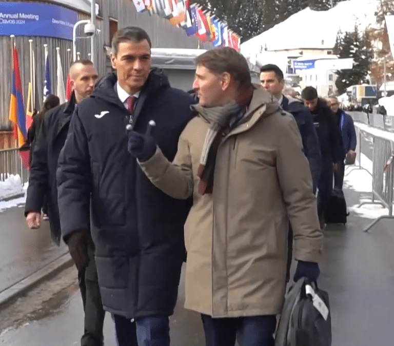 El 'efecto Letizia' del abrigo de Pedro Sánchez en Davos: solo queda la talla XS