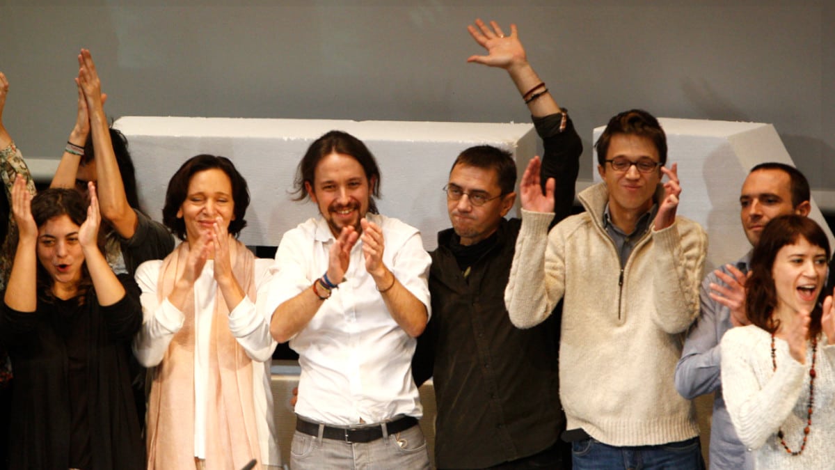 Pablo Iglesias, en el centro, tras su proclamación como secretario general de Podemos el 15 de noviembre de 2014 en el Teatro Nuevo Apolo de Madrid. Le rodean los ponentes fundacionales del partido: Carolina Bescansa, Juan Carlos Monedero, el que a la postre será su rival, Íñigo Errejón, y Luis Alegre.