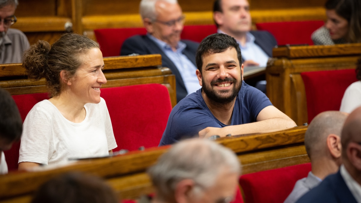 Los portavoces de ERC en el Parlamento de Cataluña, Núria Picas y Rubén Wagensberg, sentados en sus escaños durante una sesión plenaria.