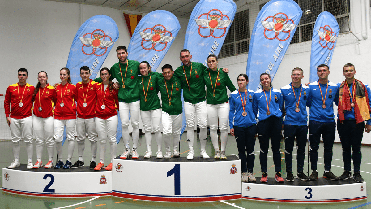 La princesa Leonor con su equipo mixto de esgrima en el podio, tras haber conseguido el segundo puesto en la competición de Interacademias.