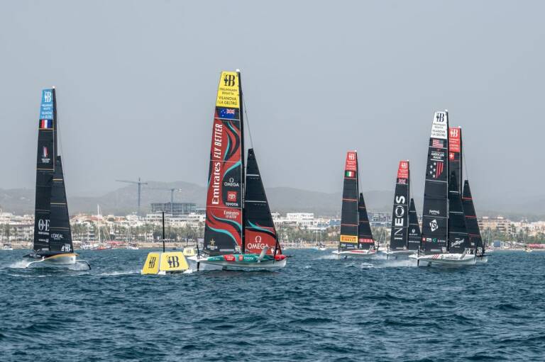 Los AC40 durante la regata preliminar de Vilanova i la Geltrú