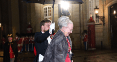 La reina Margarita reaparece sonriente tras anunciar su abdicación