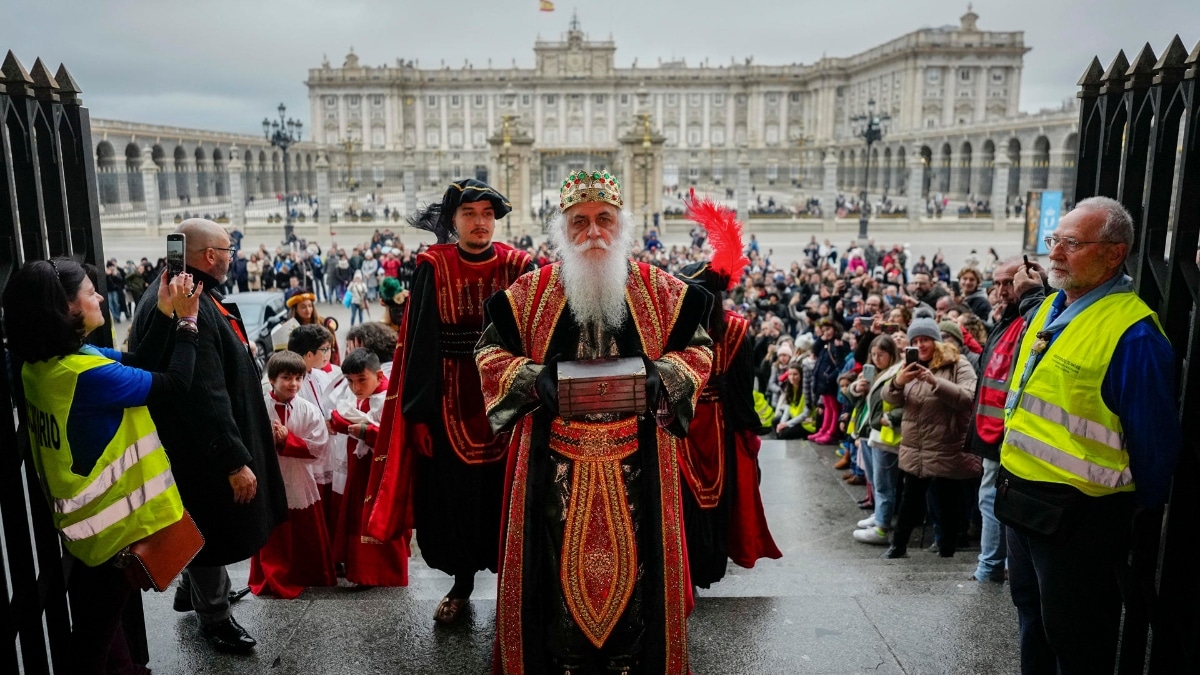 Los Reyes Magos llegan a la Catedral de la Almudena para recibir las cartas de los niños y hablar con ellos, este miércoles en Madrid.