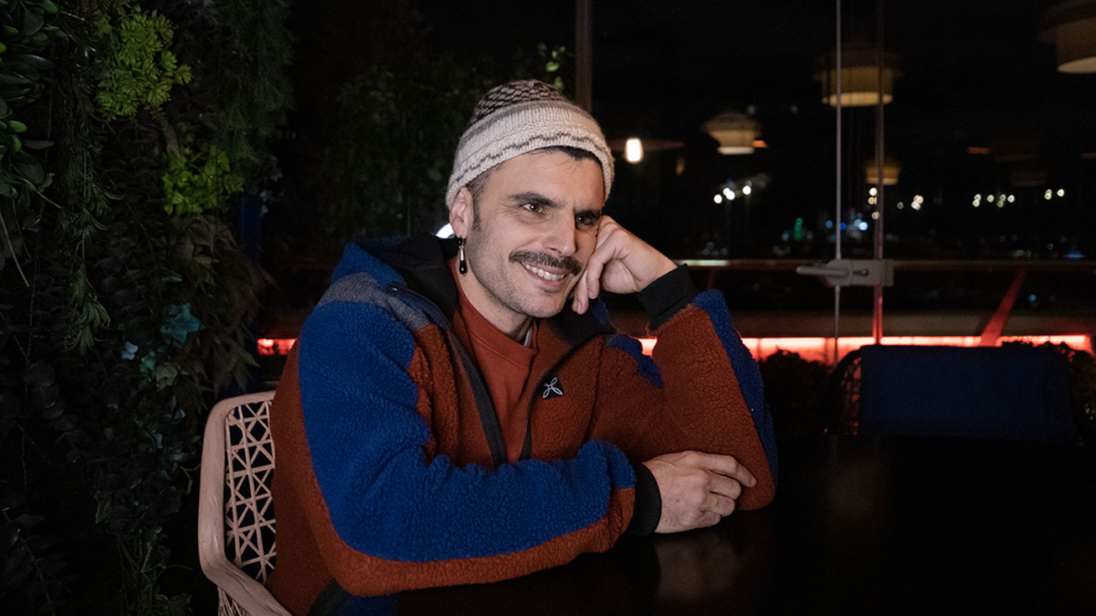 Rodrigo Cuevas durante su entrevista con El Independiente en la terraza del Círculo de Bellas Artes de Madrid.