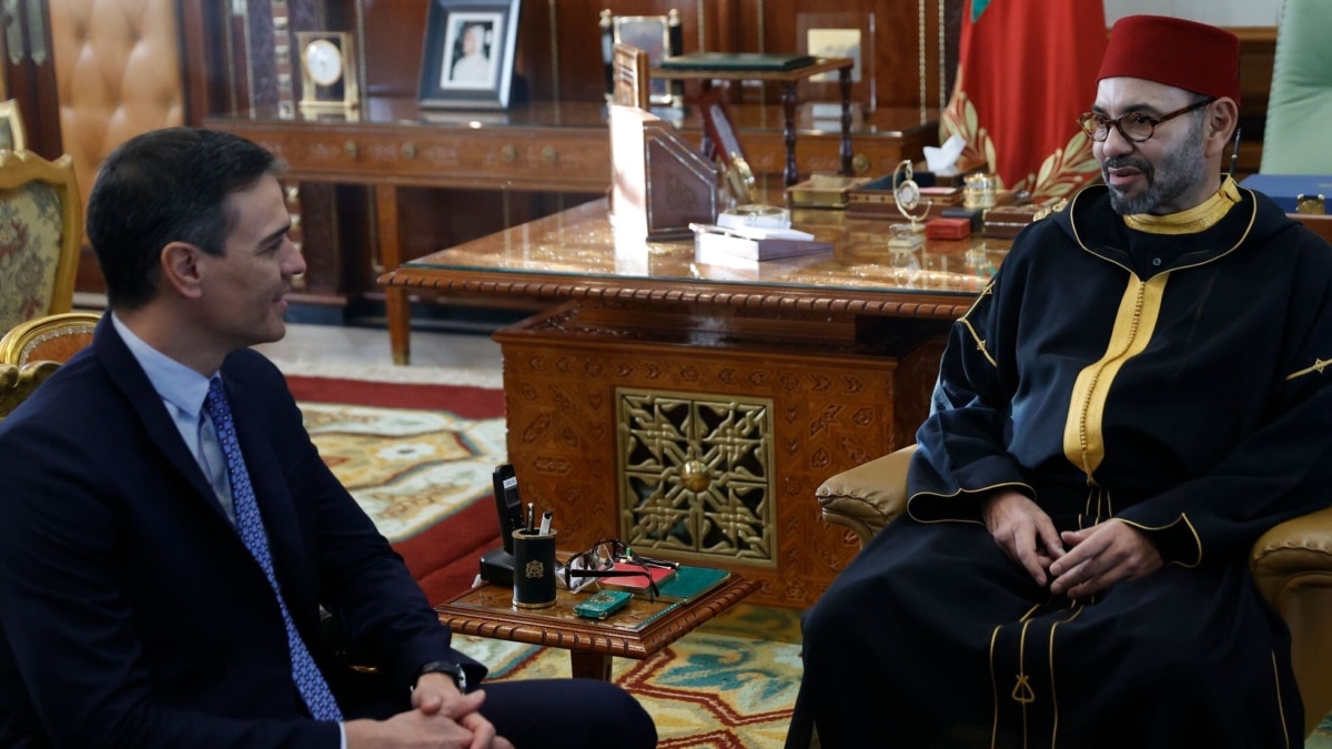 El presidente Pedro Sánchez, izquierda, con el rey Mohamed VI, en el palacio real de Rabat en una imagen de archivo (Efe).