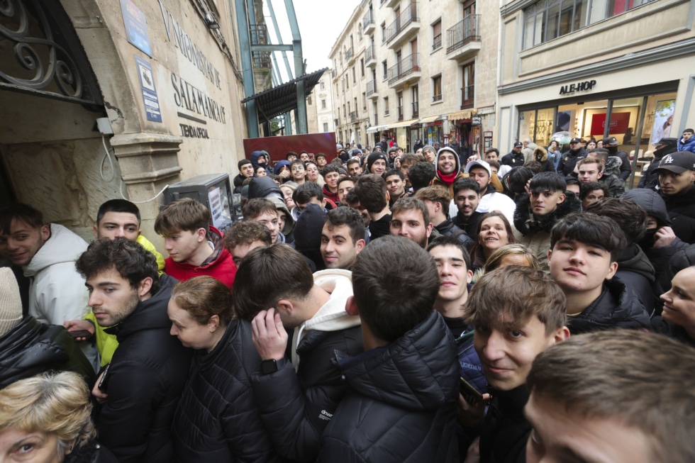 La muchedumbre se agolpa en la puerta de la tienda de Unionistas de Salamanca para conseguir una entrada para ver el partido con el FC Barcelona