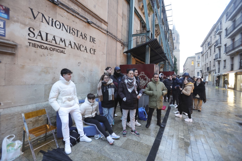 Cientos de personas hacen cola desde la madrugada ante la puerta de la tienda de Unionistas en la Rúa Mayor de Salamanca
