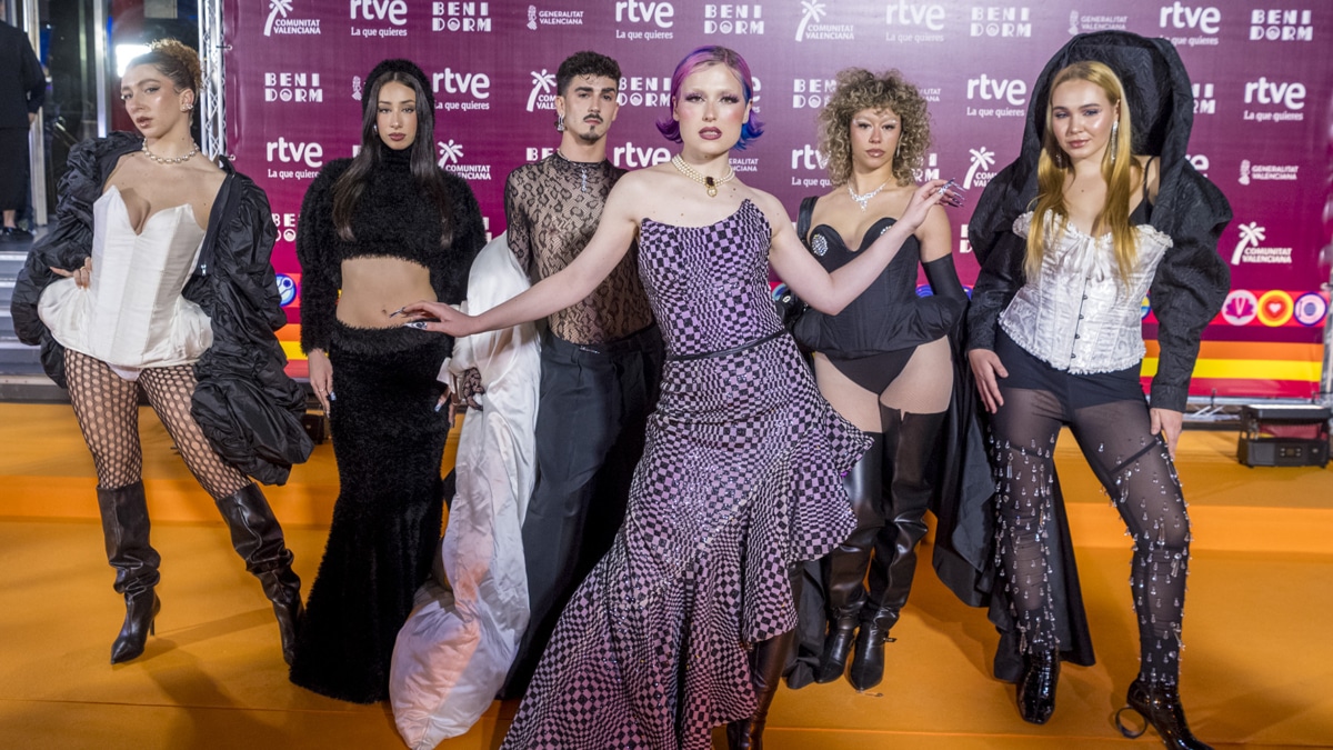 Sofía Coll y su equipo, en el 'photocall' que inauguró el Benidorm Fest 2024