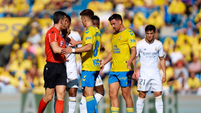 Los futbolistas de Las Palmas y Real Madrid conversan con el árbitro César Soto Grado