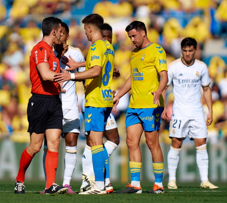 Los árbitros acusan a DAZN de manipular contenido para "poner al estamento en la diana"