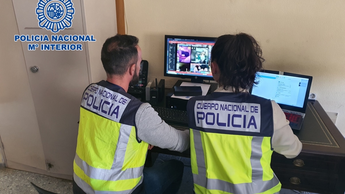 Agentes de la Policía Nacional analizan vídeos incautados a un presunto pedófilo en Sevilla a finales de noviembre de 2023.