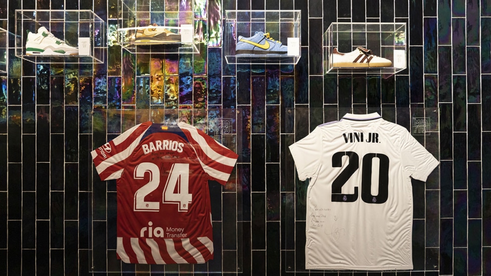 Camisetas firmadas de Pablo Barrios, Atlético de Madrid, y Vinicius, Real Madrid, en The Mad Plug