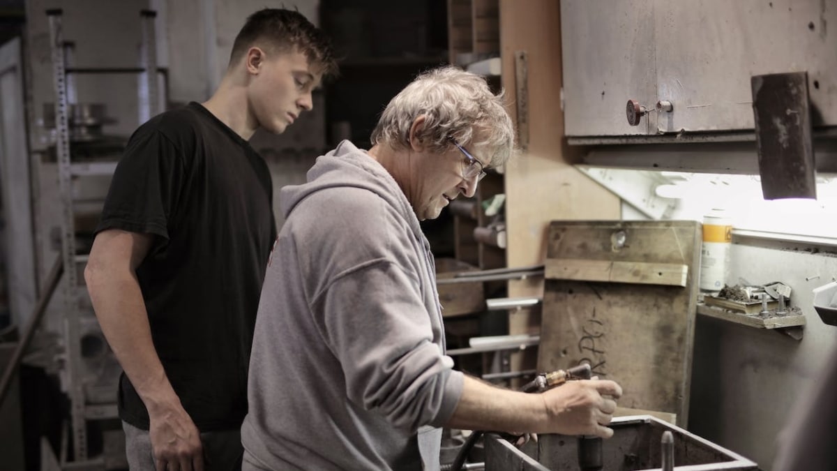 Un trabajador sénior enseña a un joven.