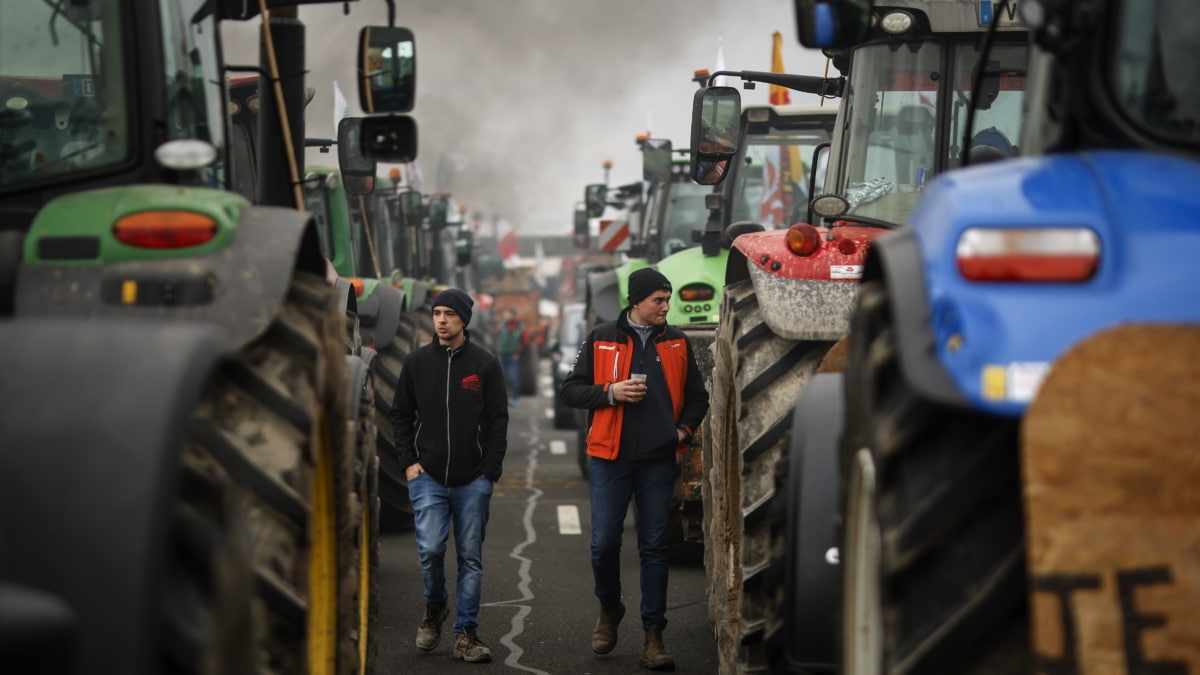Agricultores franceses bloquean la carretera en las inmediaciones de París.