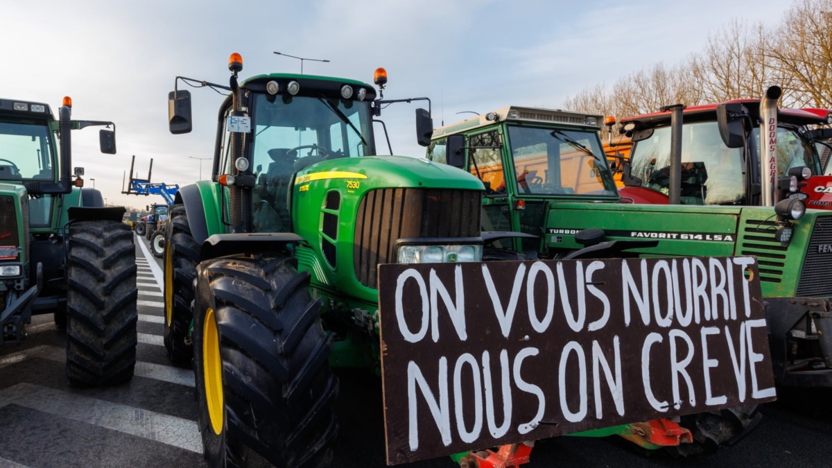 Tractores bloquean una carretera en Francia.