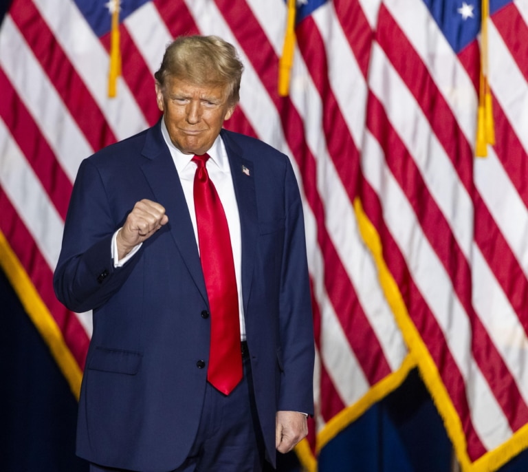 Trump arrasa en Iowa mientras DeSantis sorprende al ser segundo frente a Haley