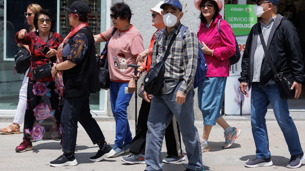 Grupo de turistas asiáticos en Madrid.