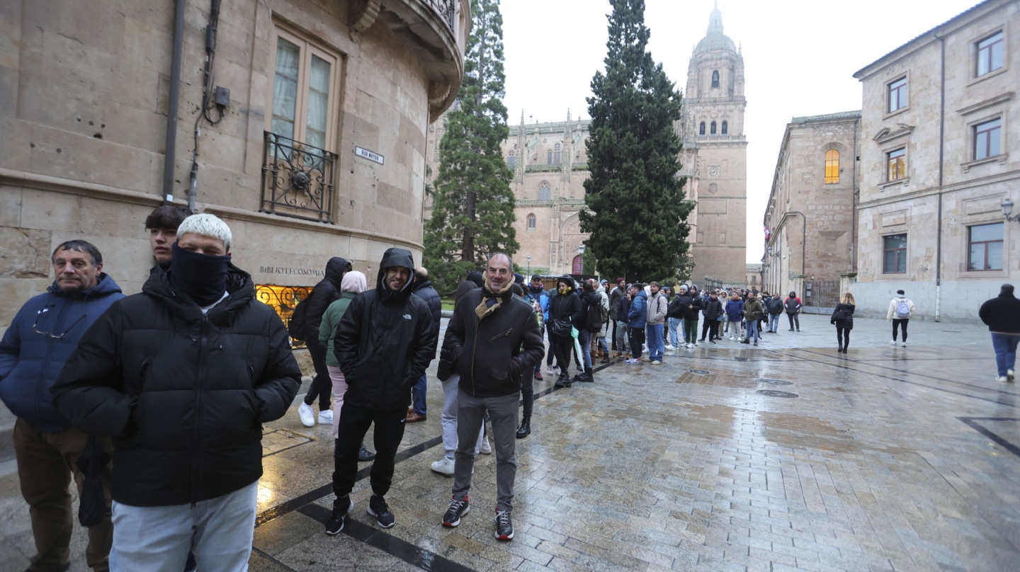 Cientos de personas hacen cola en la puerta de la tienda de Unionistas en la Rúa Mayor de Salamanca para hacerse socio y conseguir acceso a una entrada para ver el partido con el FC Barcelona