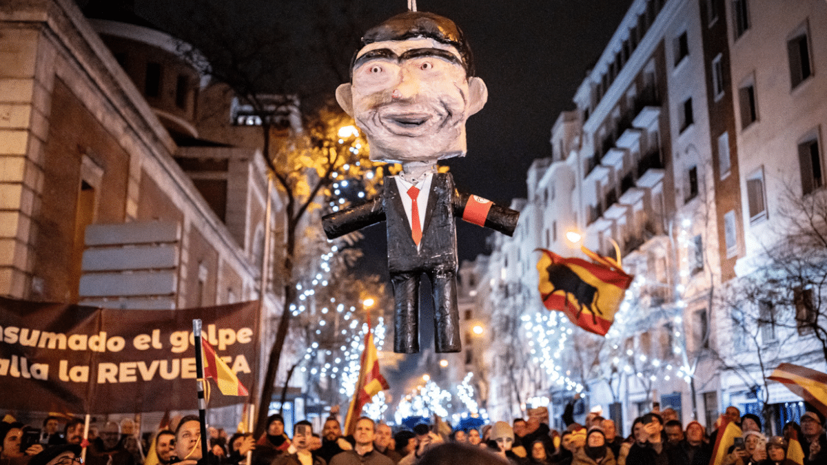 Unas 300 personas acudieron la noche del 31 de diciembre a la convocatoria de la organización Revuelta para tomar las uvas contra la amnistía junto a la sede socialista de Ferraz. La piñata con la efigie de Sánchez ha indignado al PSOE.