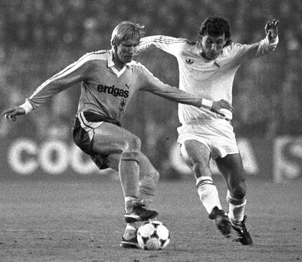 Jorge Valdano (d) disputa un balón en el mítico enfrentamiento del Real Madrid con el Borussia Mönchengladbach