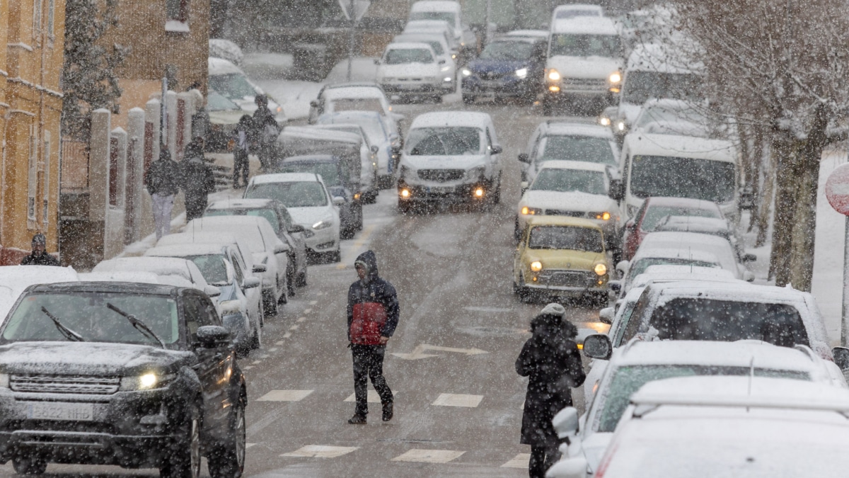 Varios coches circulan mientras nieva, a 19 de enero de 2024, en Soria, Castilla y León (España).