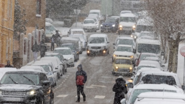 La nieve afecta a 42 carreteras y obliga a cortar la A-2 durante horas