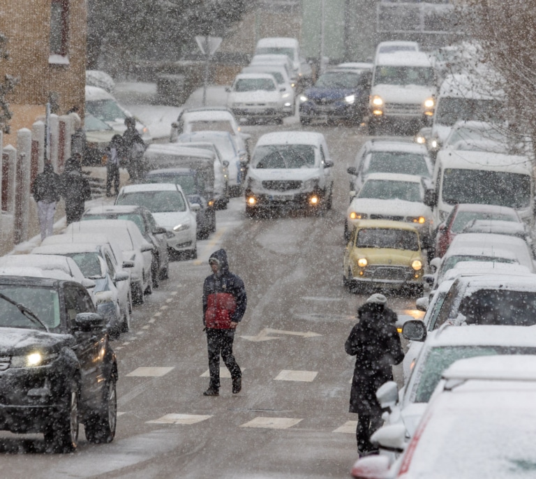 La nieve afecta a 42 carreteras y obliga a cortar la A-2 durante horas
