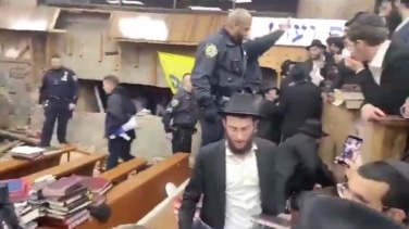 El descubrimiento de un túnel secreto en una sinagoga de Nueva York provoca una pelea entre judíos extremistas y la policía