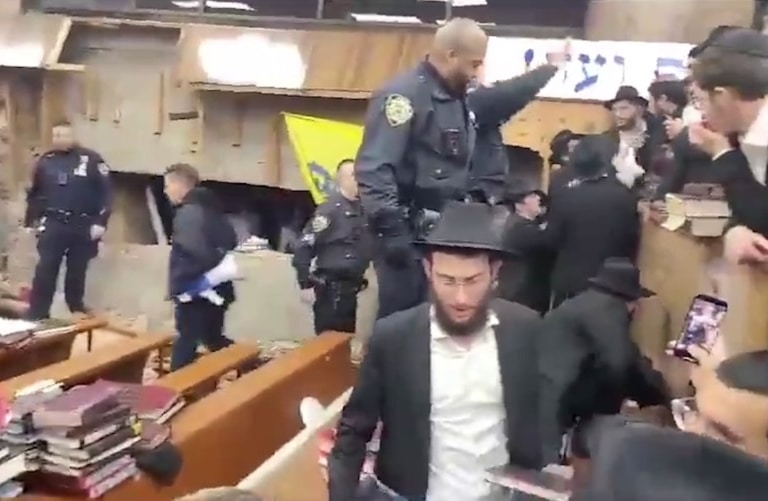 El descubrimiento de un túnel secreto en una sinagoga de Nueva York provoca una pelea entre judíos extremistas y la policía