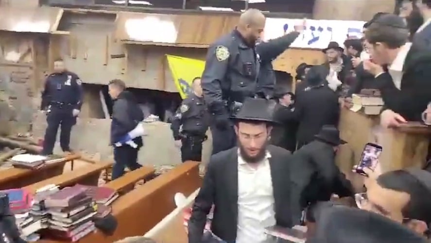 El descubrimiento de un túnel secreto en una sinagoga de Nueva York provoca una pelea entre judíos extremistas y policía