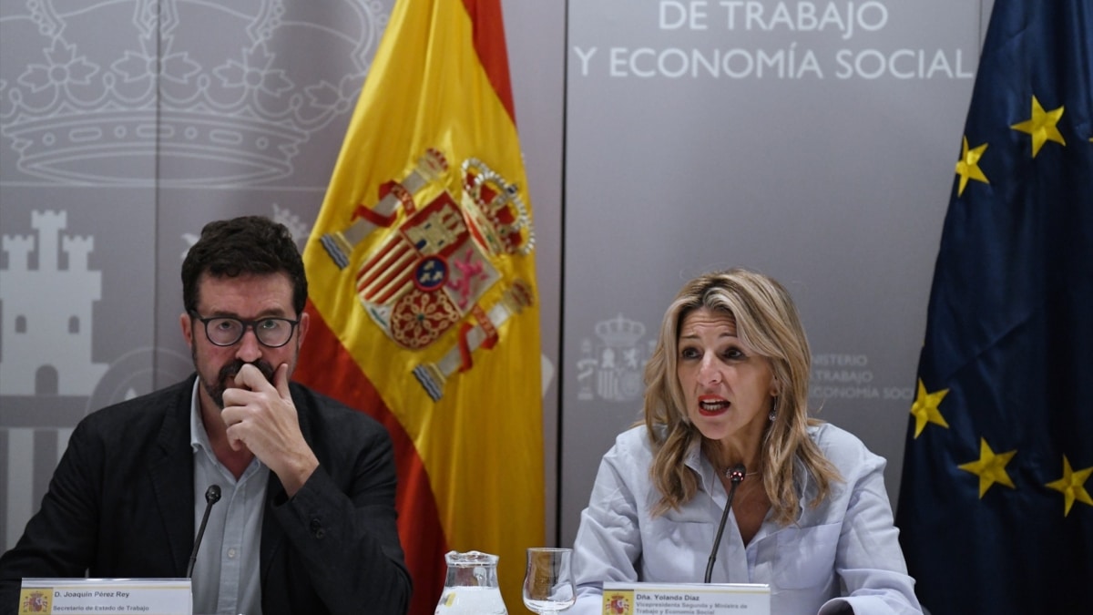 El secretario de Estado de Trabajo, Joaquín Rey y la vicepresidenta segunda y ministra de Trabajo y Economía Social, Yolanda Díaz, durante un encuentro con responsables de energías renovables.