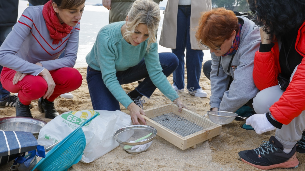 La vicepresidenta segunda del Gobierno y líder de Sumar, Yolanda Díaz, y la candidata de Sumar Galicia a la Xunta, Marta Lois, (izq) comprueba el funcionamiento de las labores de limpieza de granza o pellets, esta tarde en la Playa de la Corna, en Pobra do Caramiñal.