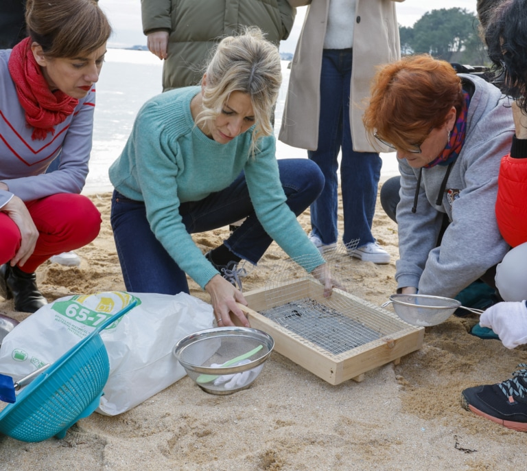 Yolanda Díaz pisa una playa de los pellets y carga contra el PP por mentir