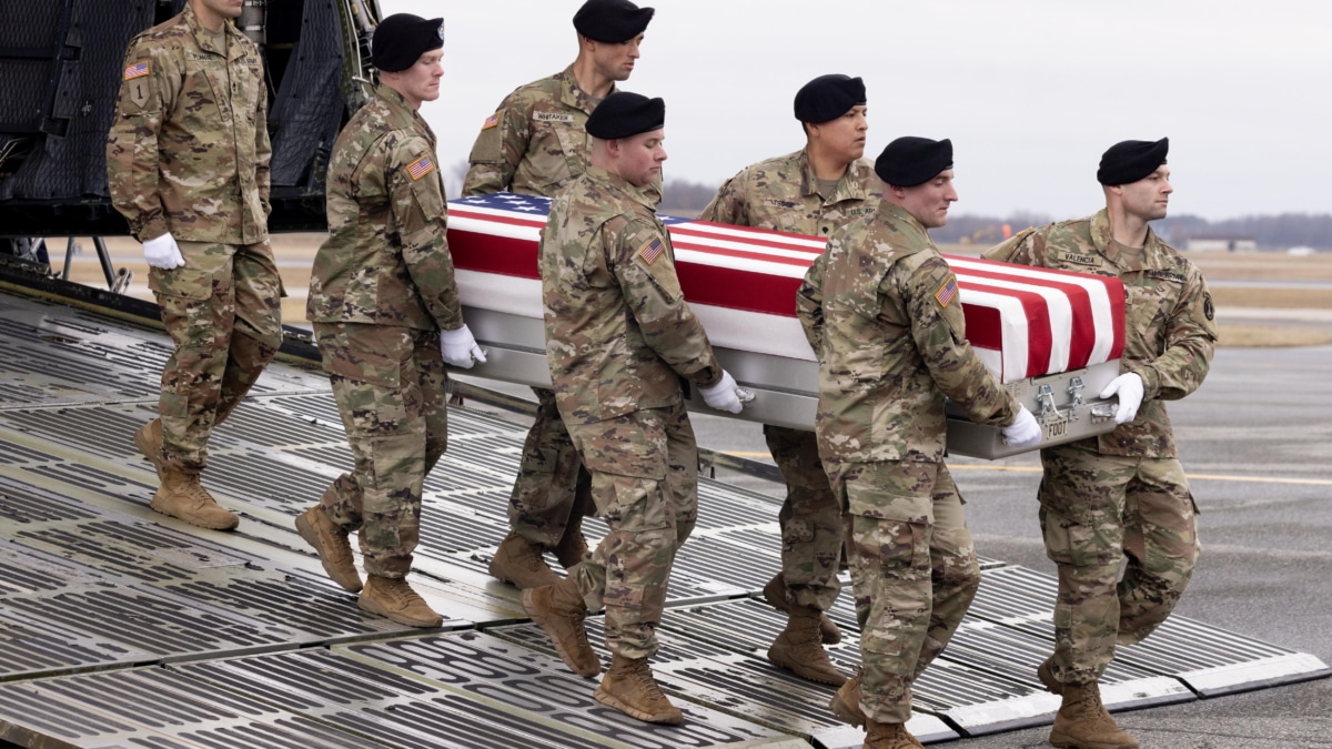 Soldados estadounidenses trasladan el féretro de un compañero fallecido en Jordania.