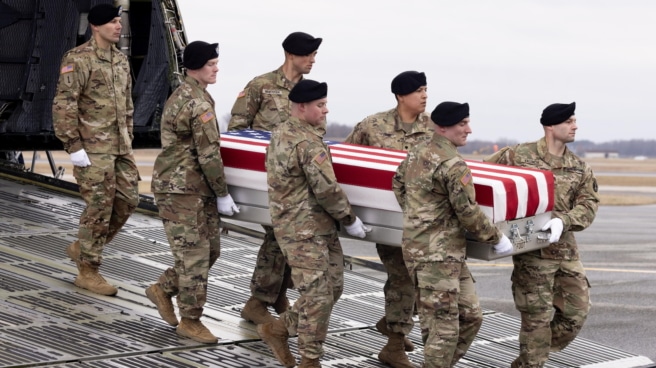 Soldados estadounidenses trasladan el féretro de un compañero fallecido en Jordania.