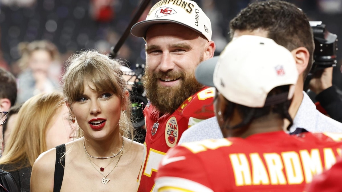 Taylor Swift y Travis Kelce después de que los Chiefs se llevaran su segunda Super Bowl consecutiva.