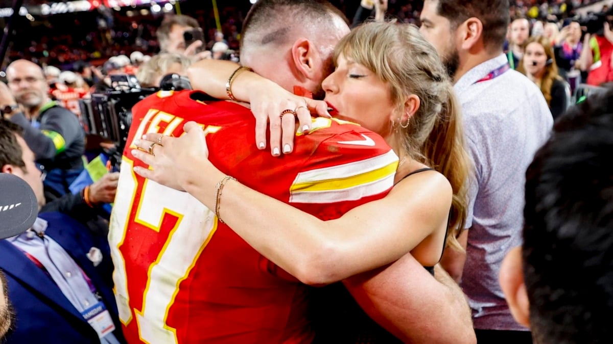 Taylor Swift y Travis Kelce se funden en un abrazo después de que los Chiefs se llevaran su segunda Super Bowl consecutiva.