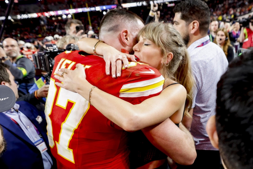 Taylor Swift y Travis Kelce se funden en un abrazo después de que los Chiefs se llevaran su segunda Super Bowl consecutiva. 