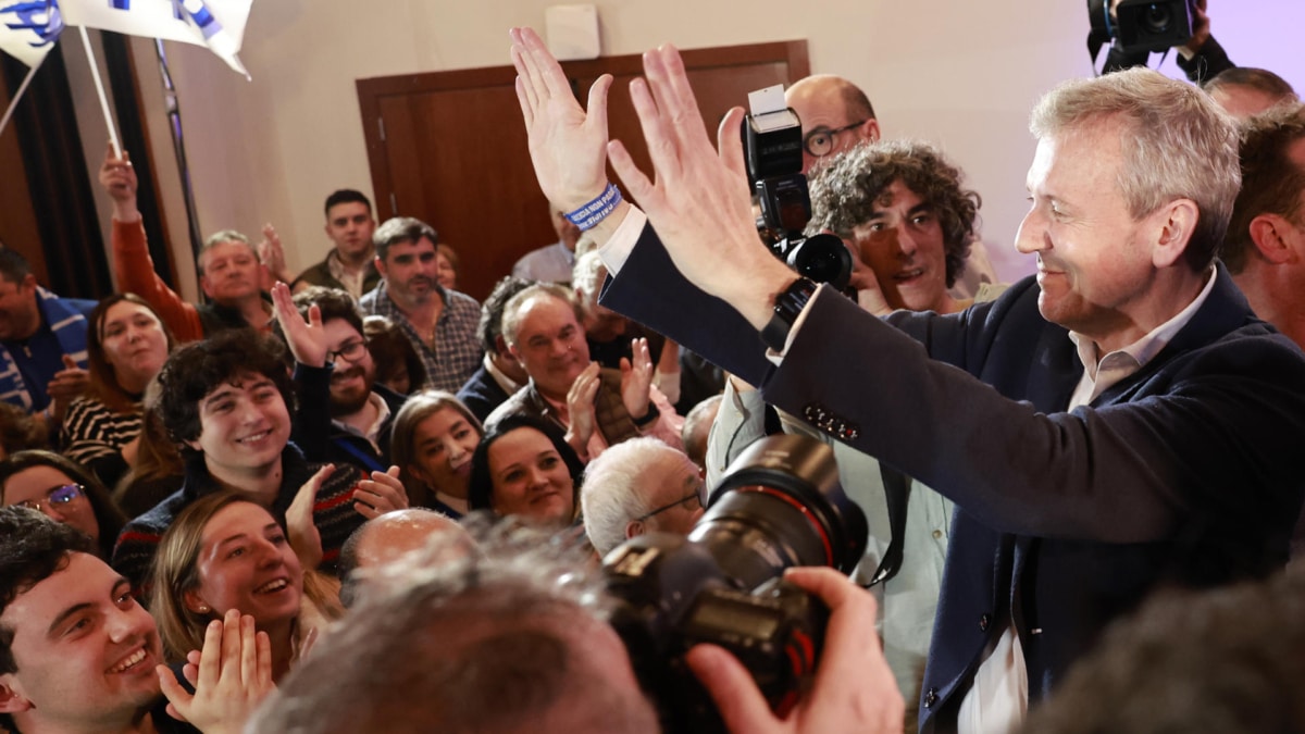 El candidato Popular a la Xunta, Alfonso Rueda (d), saluda a militantes tras resultar ganador de las elecciones gallegas este domingo, en Santiago.