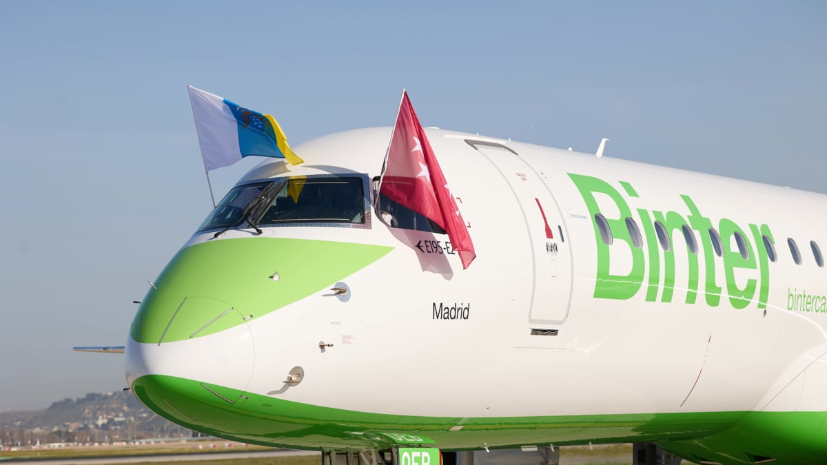 Un avión de la aerolínea Binter durante el viaje inaugural de la conexión de Canarias con Madrid.