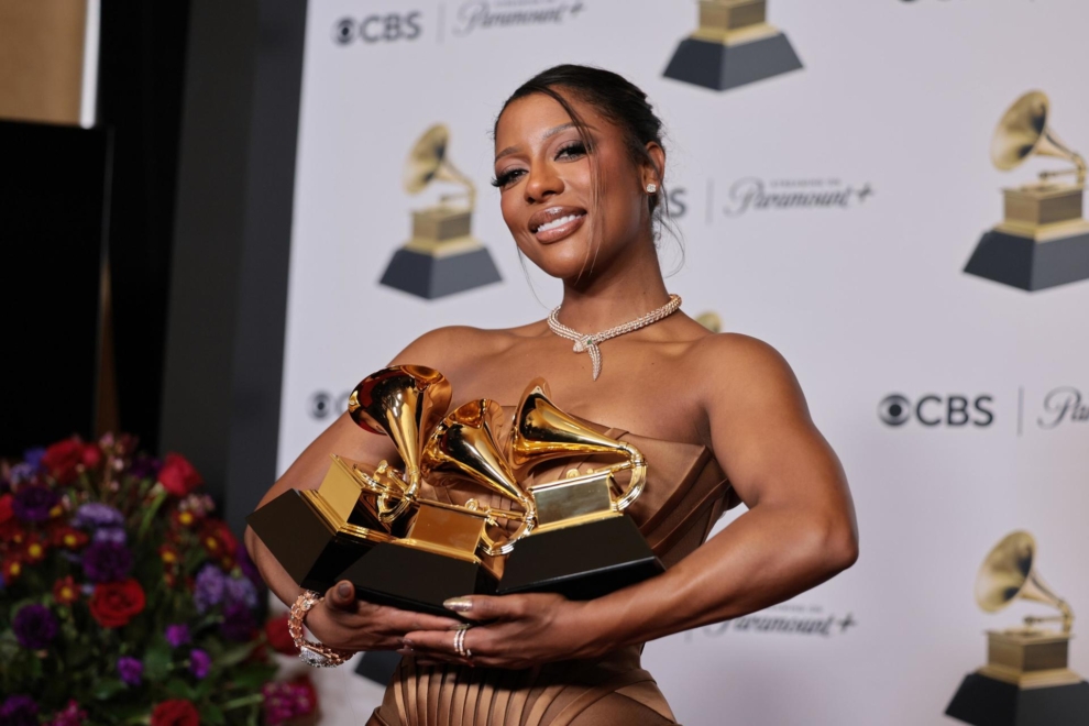 La cantante Victoria Mónet con sus tres premios Grammy.